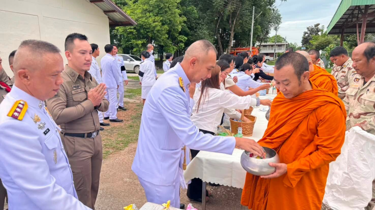 ร่วมพิธีทำบุญตักบาตรถวายพระราชกุศล พิธีเจริญพระพุทธมนต์