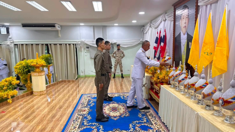 ร่วมพิธีถวายเครื่องราชสักการะ วางพานพุ่ม และพิธีจุดเทียนถวายพระพรชัยมงคล
